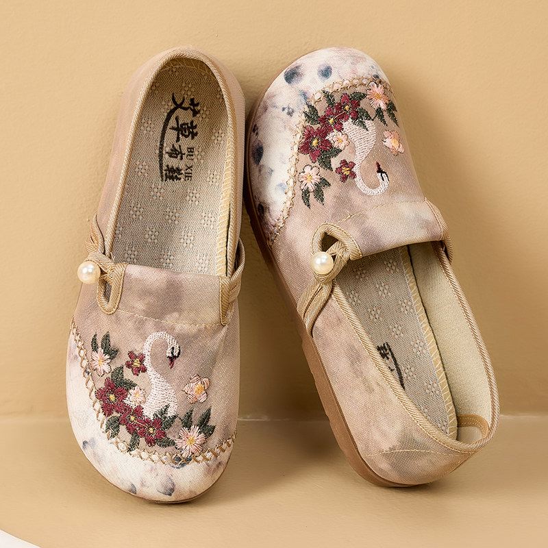 老北京布鞋2026新款女绣花鞋软底舒适透气一脚蹬妈妈鞋日常休闲鞋