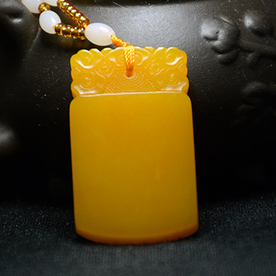 黄龙玉平安无事牌吊坠祥云黄玉