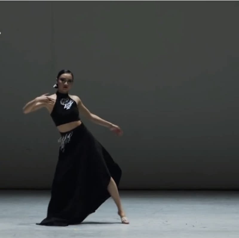 现代舞傣族舞黑色大摆裙飘逸长裙高开叉练功服女艺考显瘦演出服装