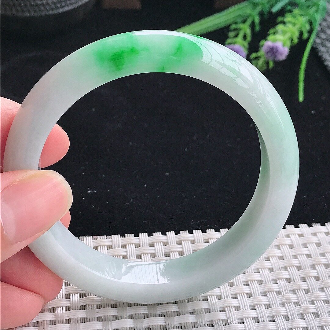 实拍A货翡翠56.8/12/8.5老坑精美冰润飘阳绿手镯宽边玉镯平安镯