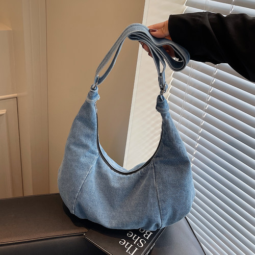 牛仔布包包女式2026新款流行时尚轻便单肩包大容量通勤斜挎饺子包