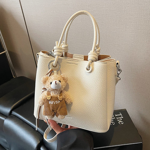 手提包包女式2025新款春季时尚流行高级质感单肩包通勤斜挎水桶包