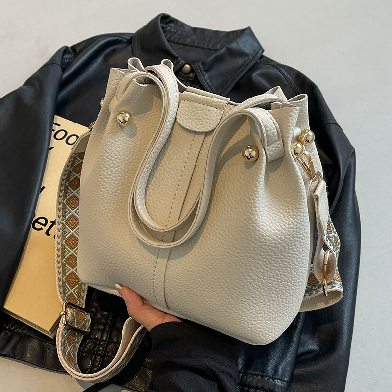 时尚单肩简约斜跨休闲通勤水桶包