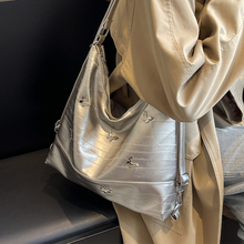 银色旅行双肩包女2024新款潮设计感小众单肩包大容量通勤多用背包