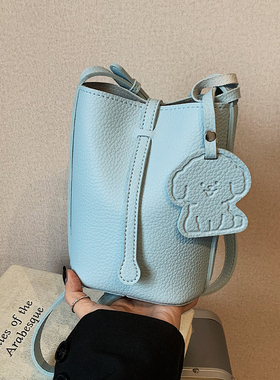 今年流行的包包女式2025新款时尚百搭休闲红色水桶包单肩斜挎小包