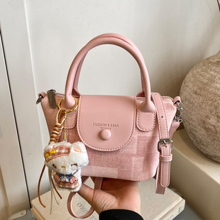 小众不撞款斜挎包包女款2026新款时尚春季超火通勤单肩手提水桶包