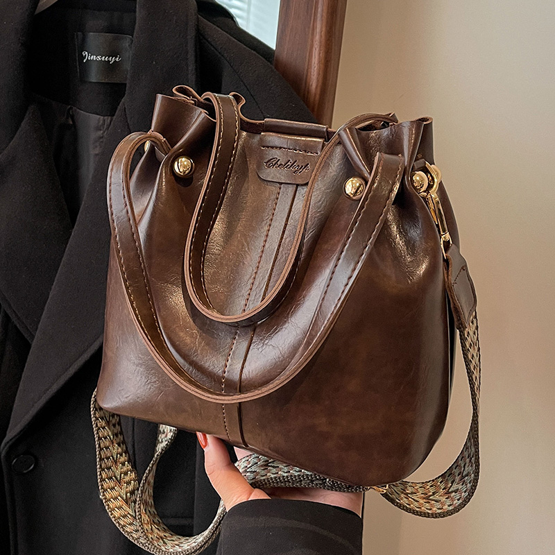 时尚单肩简约斜跨休闲通勤水桶包