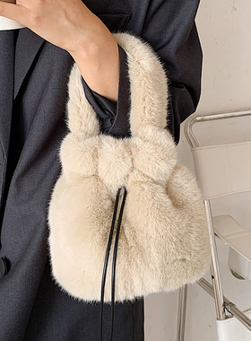 今年流行包包女2025新款春夏季时尚手提单肩包毛毛绒绒斜挎水桶包