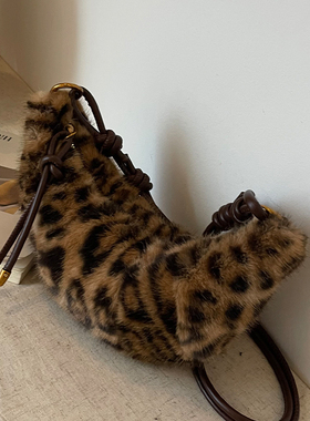 毛绒绒包包女式2025年夏季小众豹纹单肩包流行时尚通勤斜挎牛角包