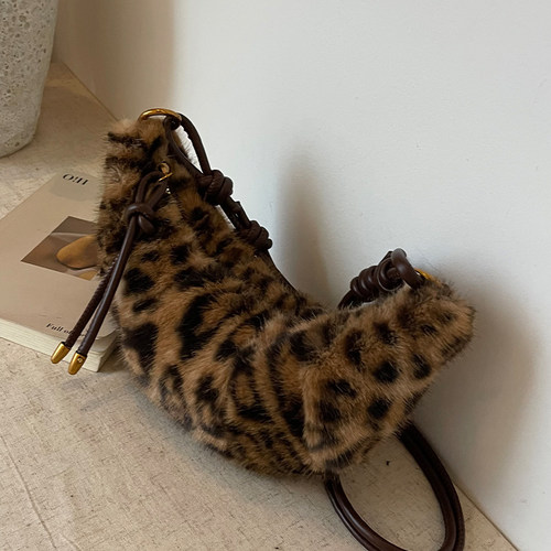 秋季高级感单肩斜挎包辣妹饺子包