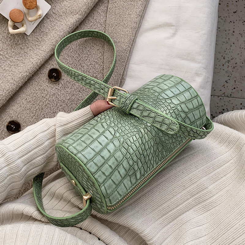 春上新高级感包包新款潮单肩斜挎包女百搭ins复古时尚圆筒包