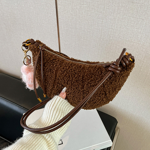 羊羔毛绒绒包包女式 斜挎包小众设计复古美拉德单肩牛角包 2025新款