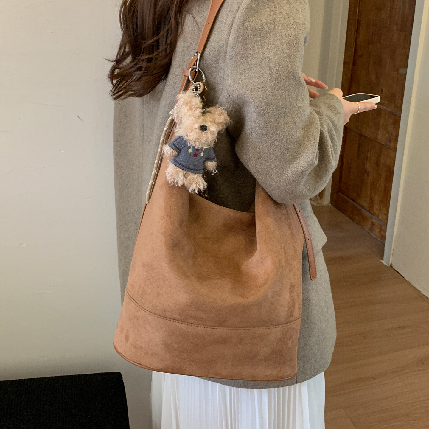麂皮绒斜挎包女包2025新款包包大容量女士单肩包大容量通勤水桶包
