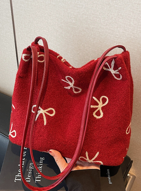 红色包包女式2025新款潮秋冬毛呢子单肩包休闲时尚上班通勤水桶包