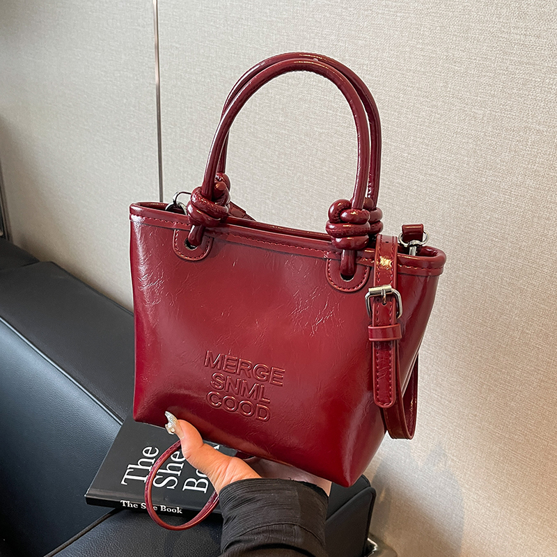 银色手拎包包女式2025新款潮流行夏天斜挎包高级感红色单肩水桶包