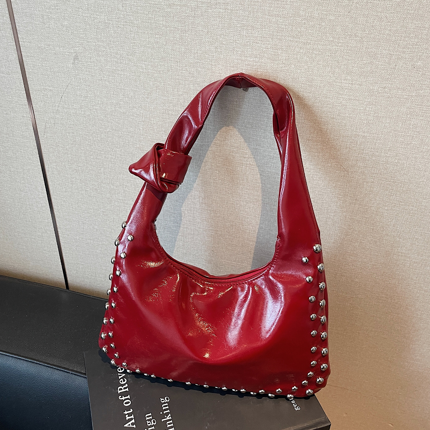 红色包包女式2025新款潮秋冬高级感复古大容量通勤女包铆钉单肩包