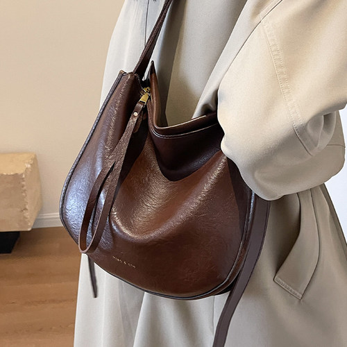 单肩新款潮流洋气手提通勤水桶包