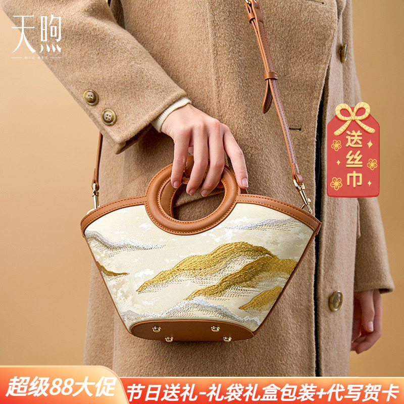 专柜正品文艺范中国风云山设计刺绣旗袍包复古风新中式牛皮手腕包