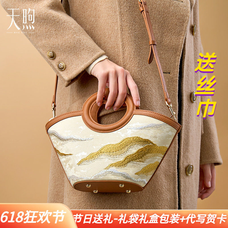 专柜正品文艺范中国风云山设计刺绣旗袍包复古风新中式牛皮手腕包