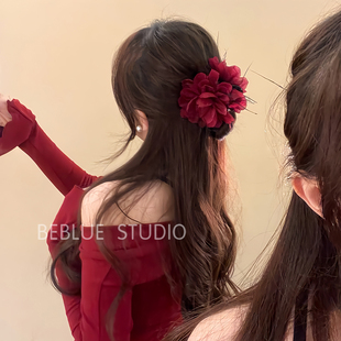 心花怒放~秋冬季氛围感红色花朵抓夹女高级感盘发鲨鱼夹发饰发夹