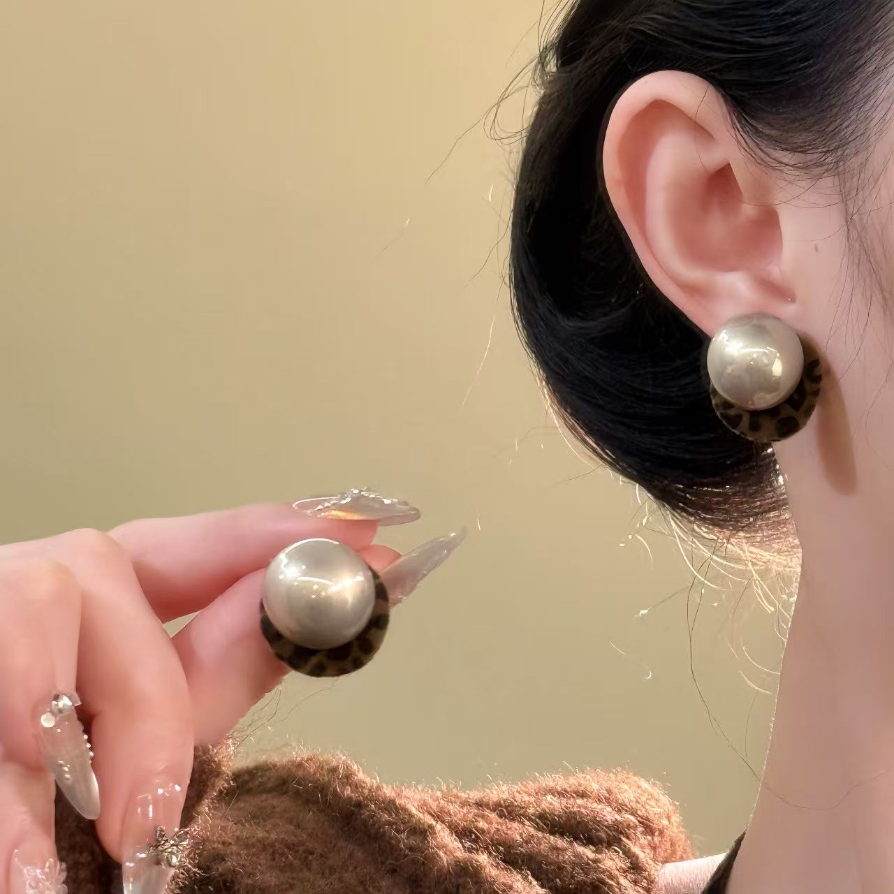 简秋主义~秋冬复古植绒豹纹珍珠耳钉女2025新款巨好看耳环耳饰