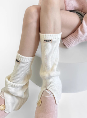 慵懒松弛过秋冬~白色字母布标针织开叉袜套好温柔！好韩好高级~！