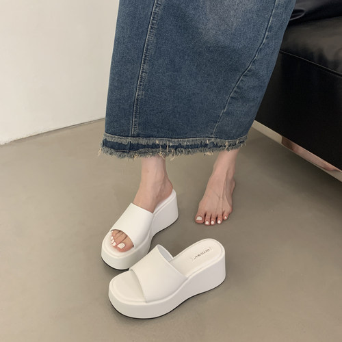 厚底一字拖鞋女2026夏季新款小个子增高坡跟凉拖外穿简约高跟凉鞋