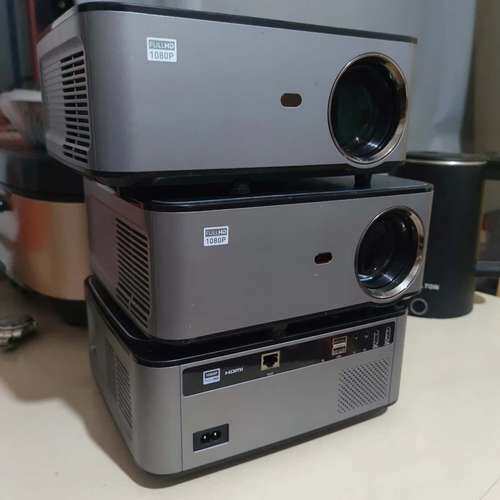 适用屏旅F2投影仪，功能有问题开机投放来的效果屏幕上有一片议价