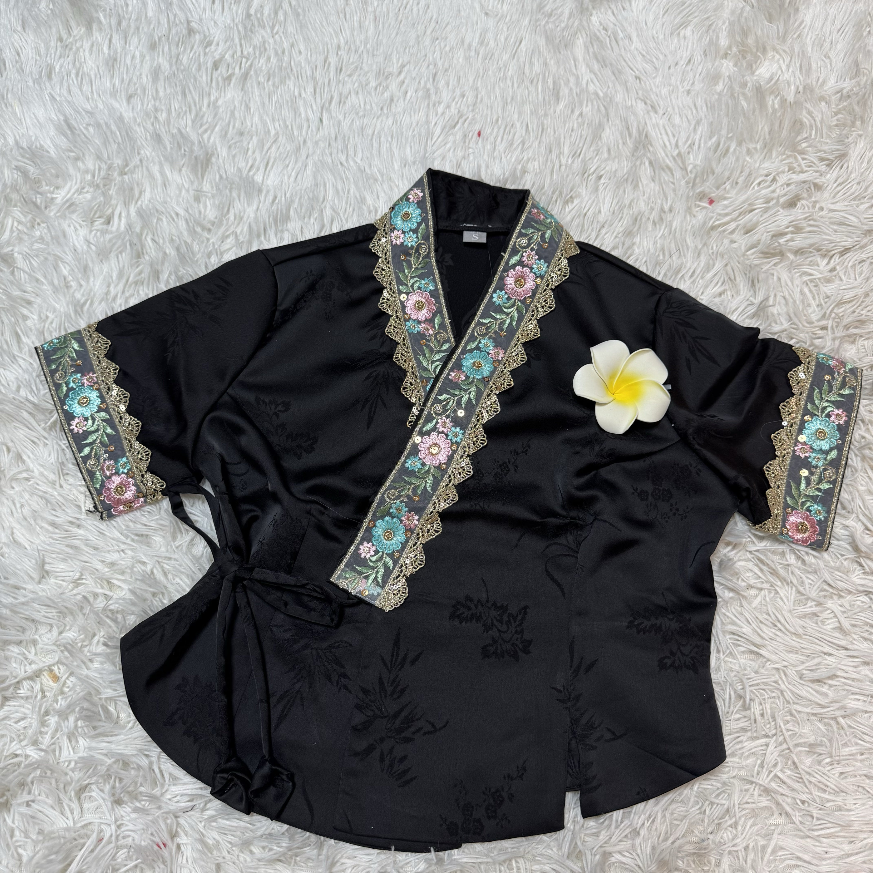 新款云南西双版纳傣族服装女短袖传统表演工作服刺绣花边日常装