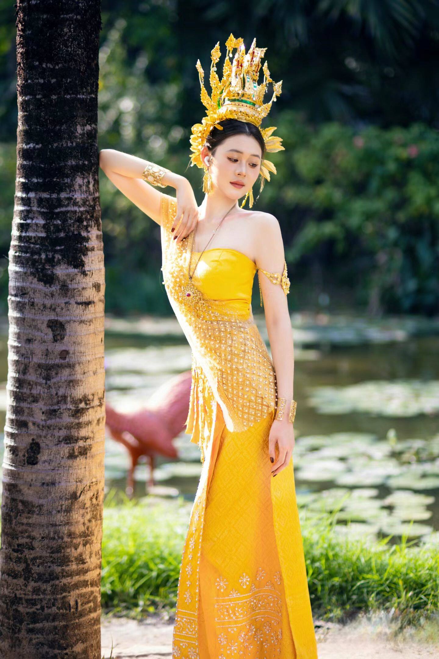 西双版纳民族饰品泰国皇冠金色宝塔傣族舞台演出影楼婚礼拍照泰国
