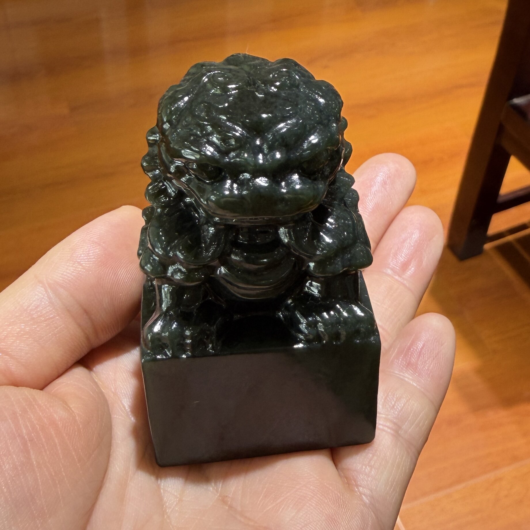 新疆和田黑碧玉狮纽印章 摆件手把件原石吊坠玉石雕刻培训学校