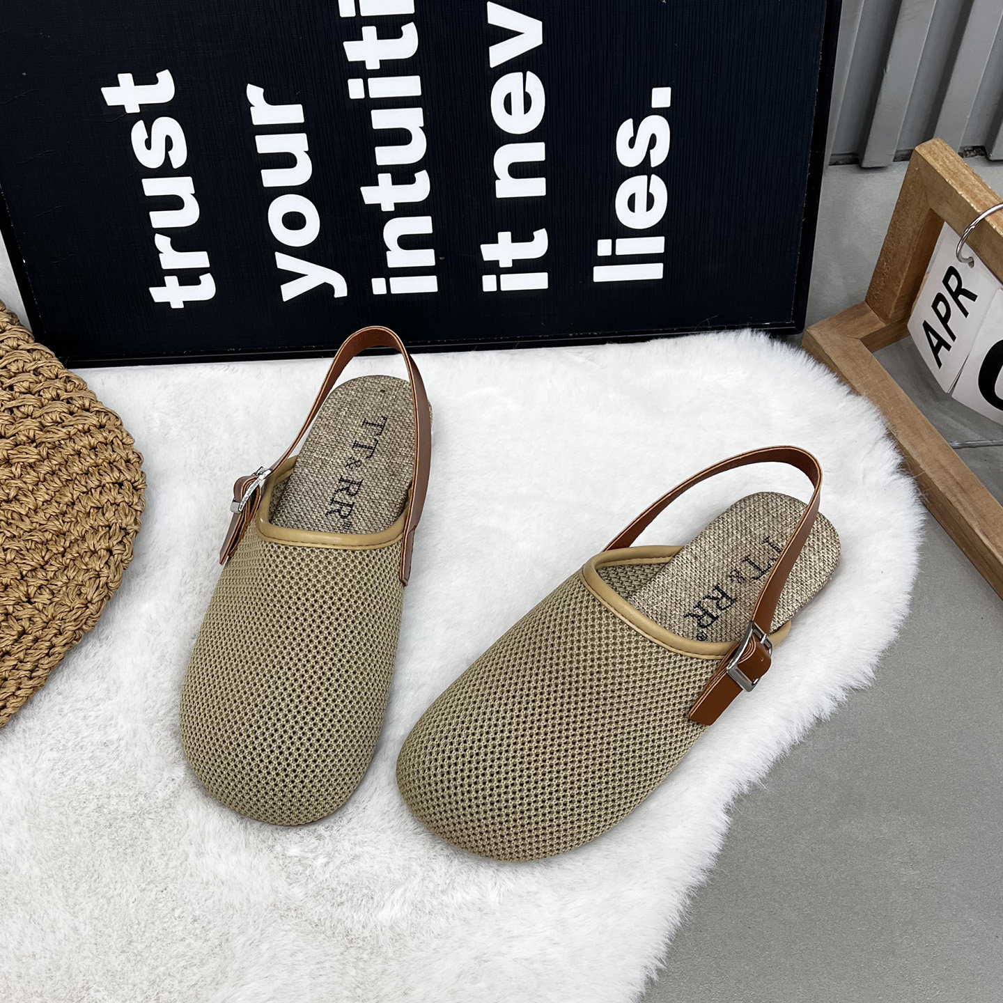 不露脚趾飞织网鞋包头半拖鞋女外穿夏季一脚蹬透气洞洞鞋平底凉鞋