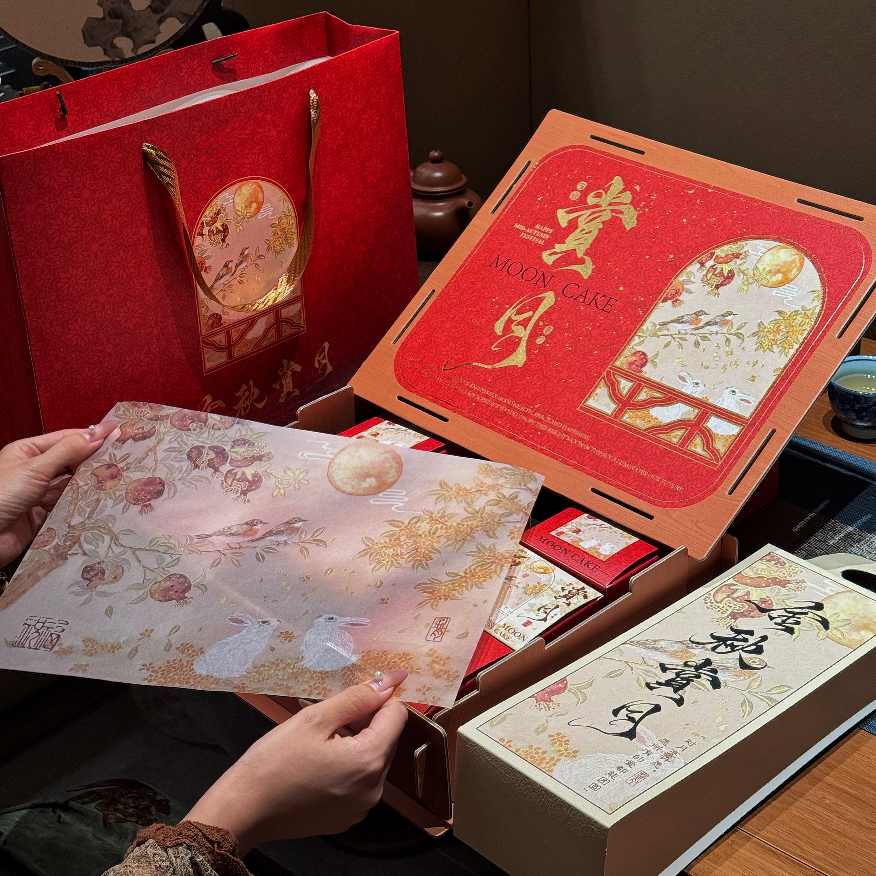 抱抱酱原创版权2025新款鎏金赏月红色喜庆中秋月饼盒拼插硬盒包装