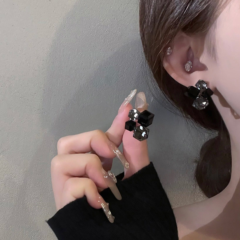 s925银针复古风秋冬黑色立体钻几何耳环感小众设计潮人耳钉女,饰品/流行首饰/时尚饰品新,耳环,淘宝优惠券,粉丝福利购,淘宝优惠卷