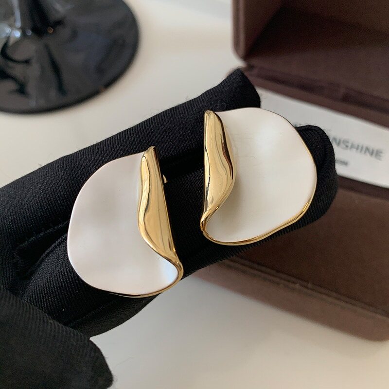 白色不规则金属圆片耳环高级感耳耳钉