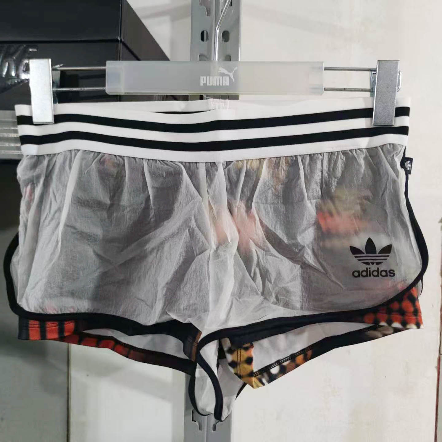 阿迪达斯三叶草女裤2025冬季印花时尚潮流拉链运动休闲短裤AJ7290