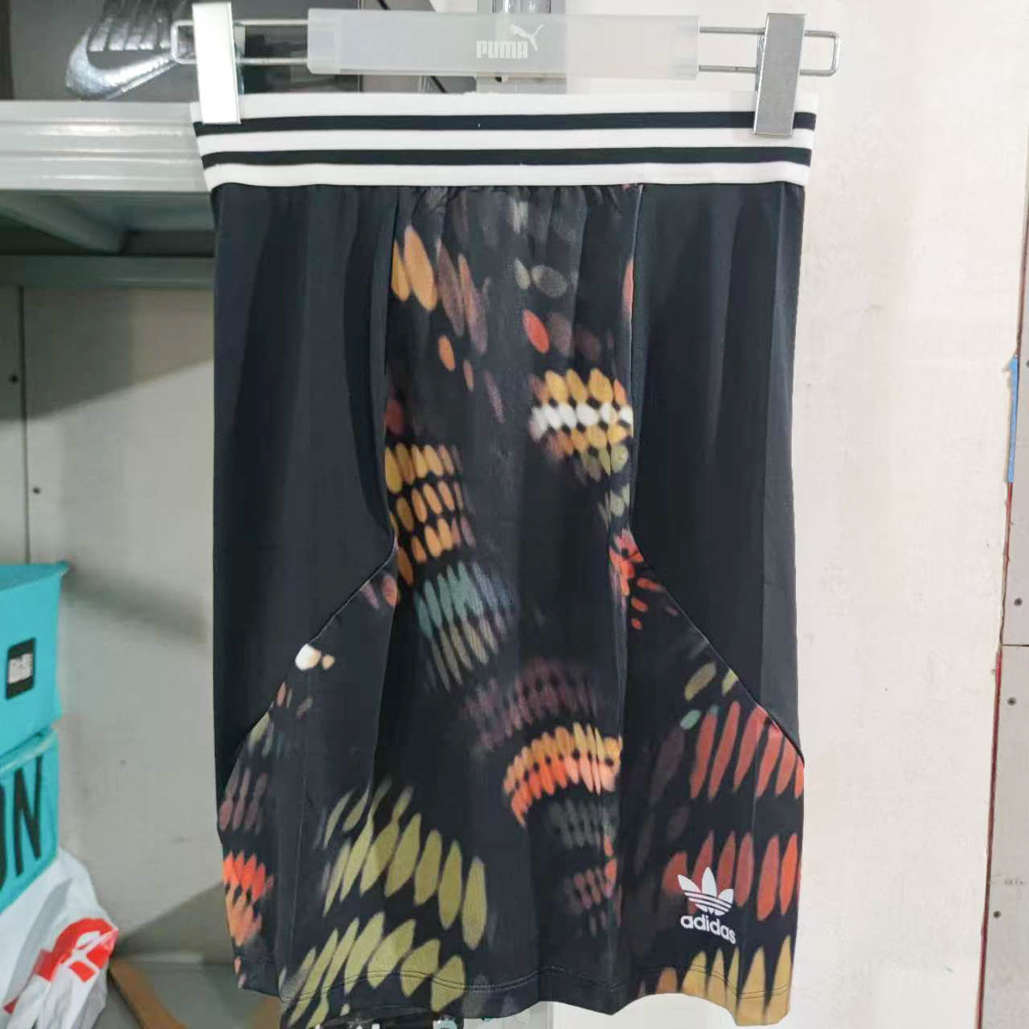 阿迪达斯三叶草女装2025冬新款印花舒适梭织休闲运动半身裙AJ7287