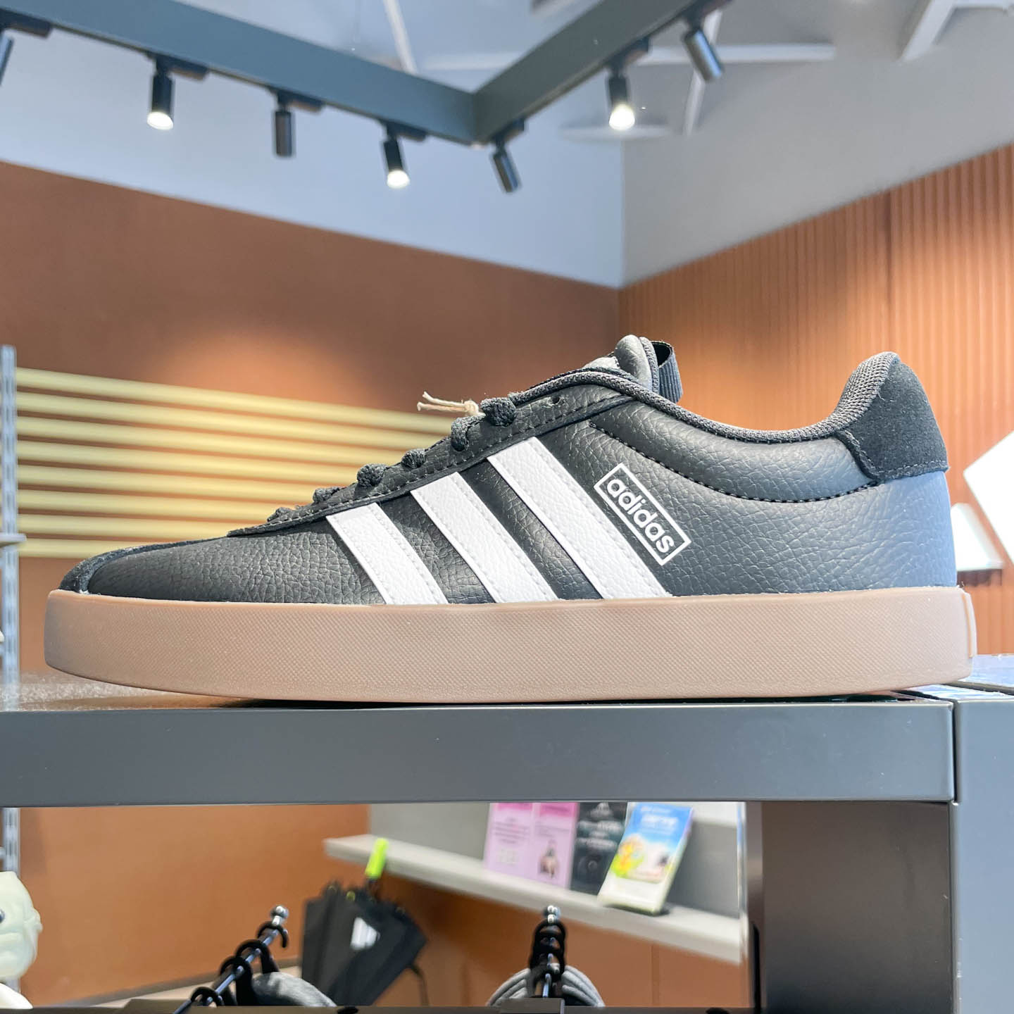 阿迪达斯女子运动休闲滑板鞋