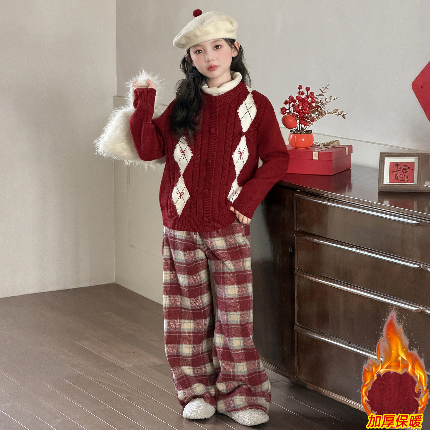 女童冬季洋气时髦红色开衫毛衣套装女大童拜年服儿童秋冬加绒裤子，童装毛衣，摩比熊