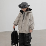 男童冲锋衣三合一秋冬款新款痞帅冬季儿童工装外套大男孩冬装，童装外套，摩比熊