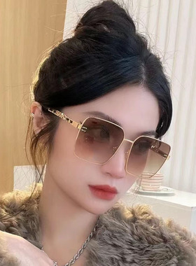 方框双C字母镂空LOGO防晒墨镜女