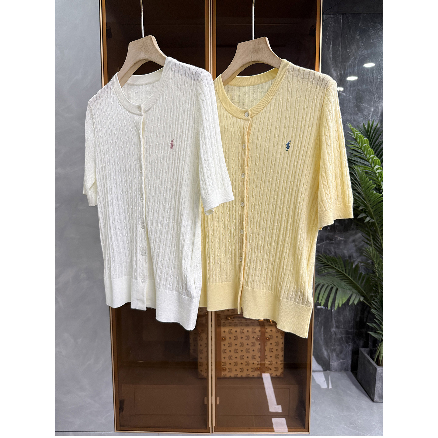 &ldquo;云朵般的触感&rdquo;！柔糯羊毛麻花圆领短袖针织开衫女   R8112~ME