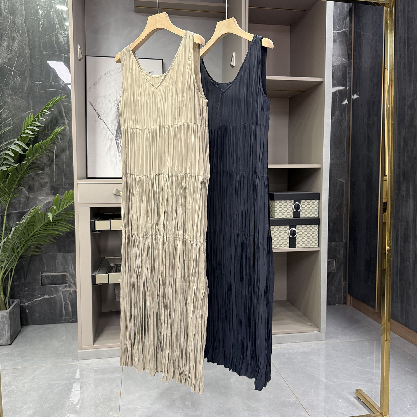 美美美！10穿9美！重工褶皱V领吊带背心连衣裙   S266451~ZY