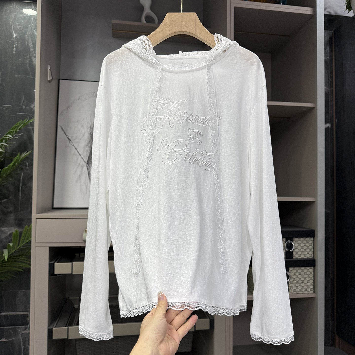 秒变氛围感时髦精！宽松蕾丝边刺绣连帽长袖棉T恤女  M02552~ZY