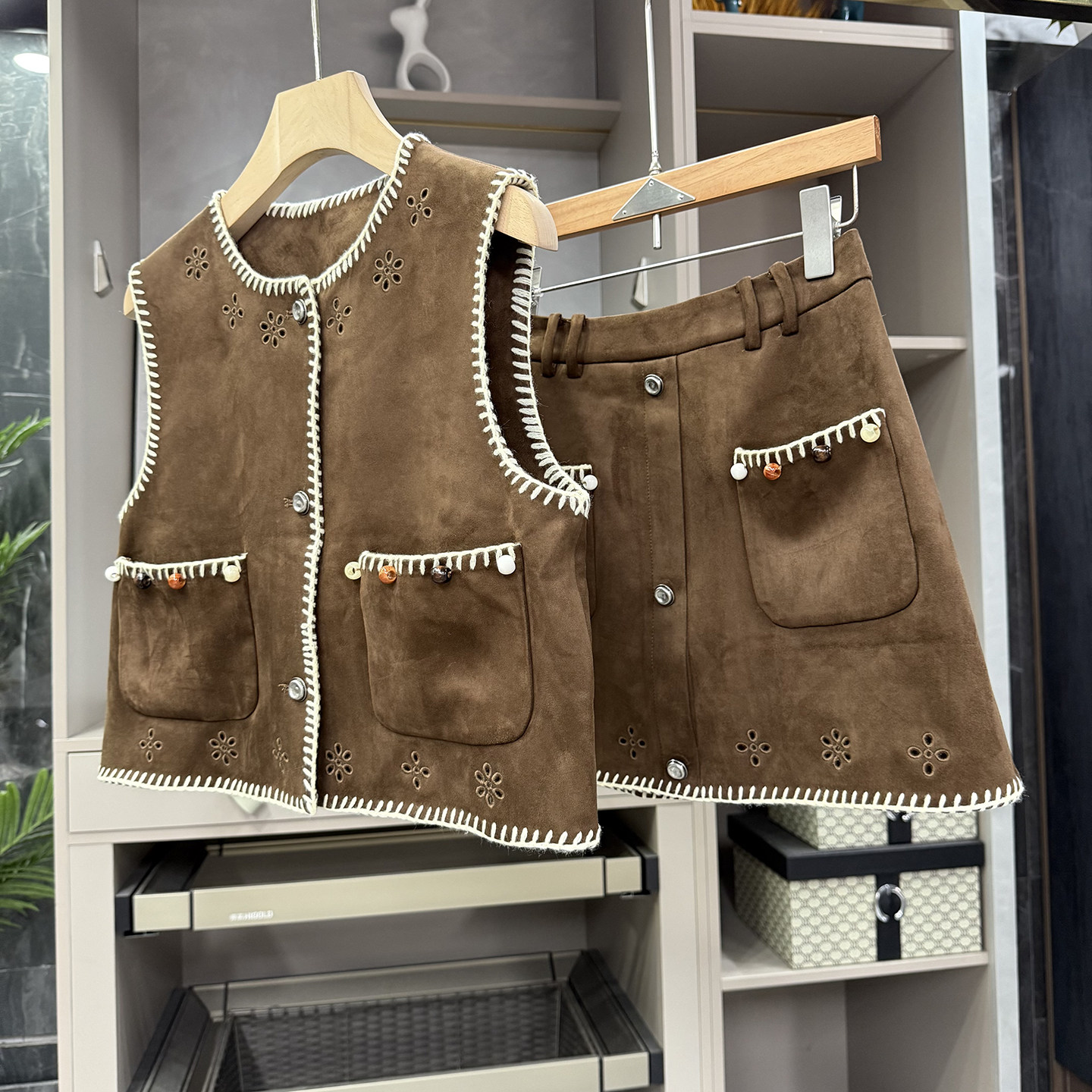 清仓不予退换！！复古风镂空刺绣鹿皮绒A字半身短裙女96316~ZY