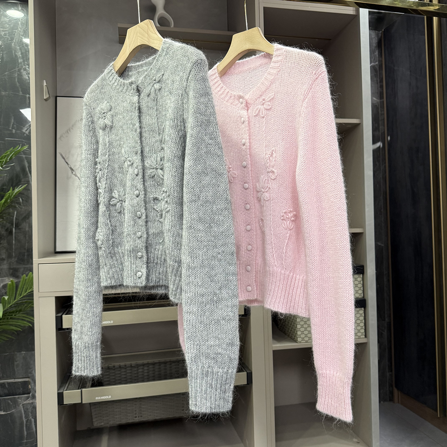 刺绣羊毛马海毛圆领针织短开衫