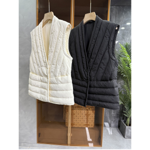 BI须囤！秋冬加分单品！轻暖白鸭绒羽绒服V领马甲女   R8811~ME