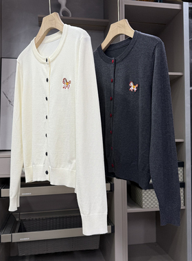 实力大工厂出！丝光羊毛刺绣小马包扣圆领针织开衫女   89160~ZY