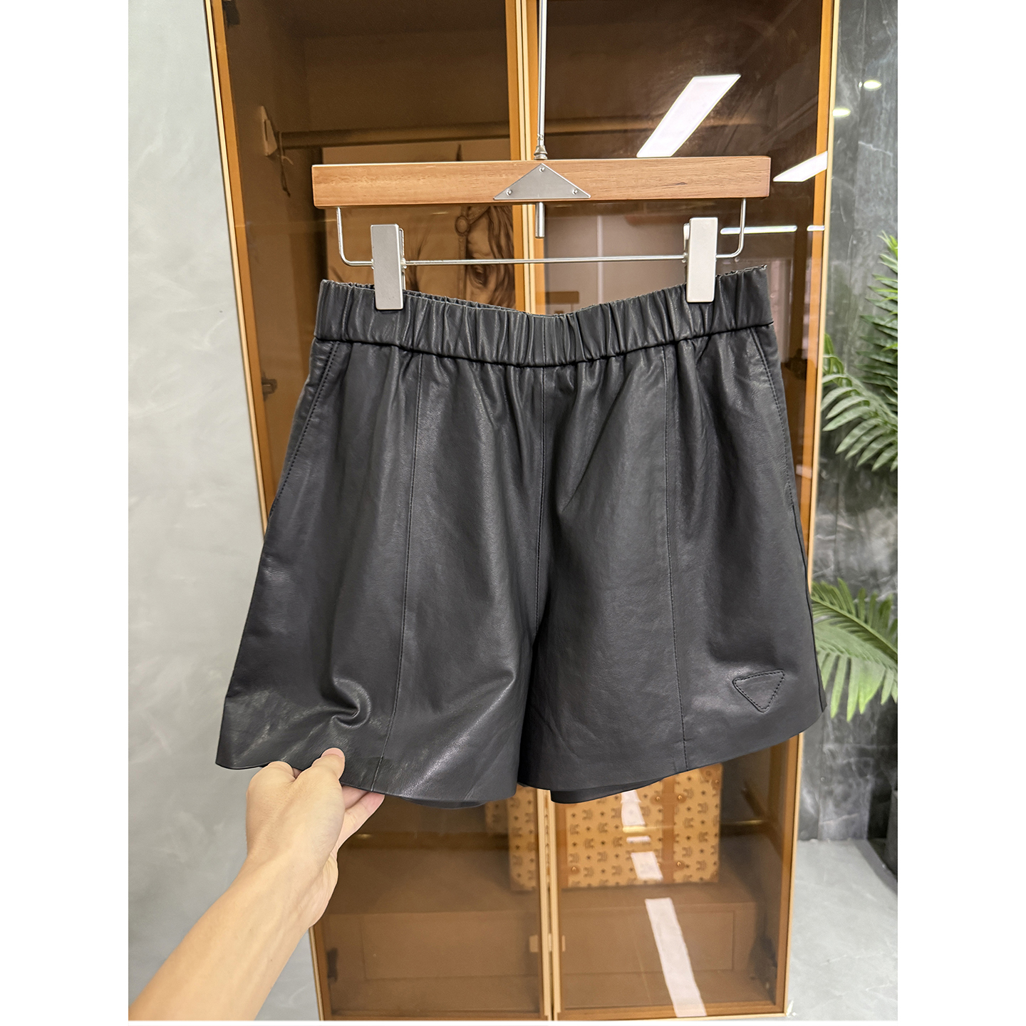 代厂jin口料!松紧腰休闲羊皮短裤