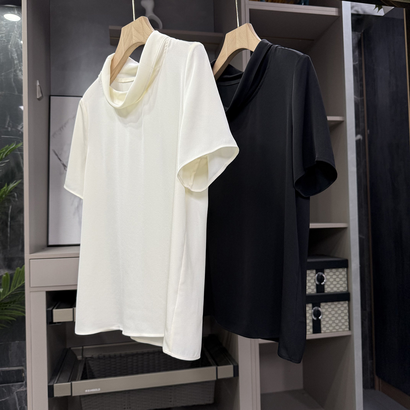 气质款！简约却不简单！醋酸麻堆堆领短袖上衣女   S26143~ZY